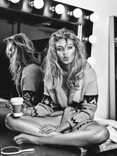 Gigi Hadid feet photo thumbnail