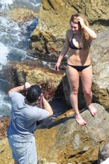 Hilary Duff feet photo thumbnail