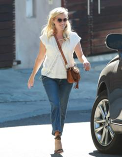 Reese Witherspoon feet photo thumbnail