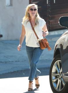 Reese Witherspoon feet photo thumbnail