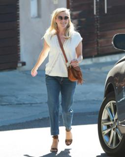Reese Witherspoon feet photo thumbnail