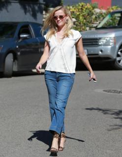 Reese Witherspoon feet photo thumbnail