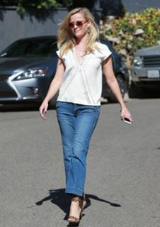 Reese Witherspoon feet photo thumbnail