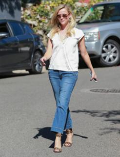 Reese Witherspoon feet photo thumbnail
