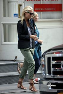 Gwyneth Paltrow feet photo thumbnail