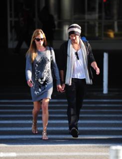 Cat Deeley feet photo thumbnail