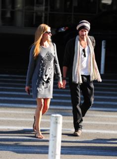 Cat Deeley feet photo thumbnail