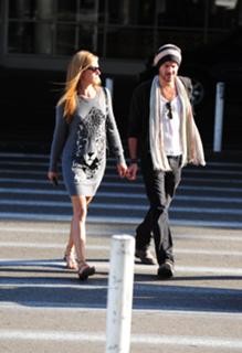 Cat Deeley feet photo thumbnail