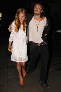 Cat Deeley feet photo thumbnail