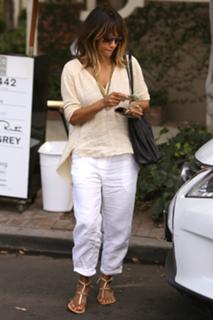 Halle Berry feet photo thumbnail