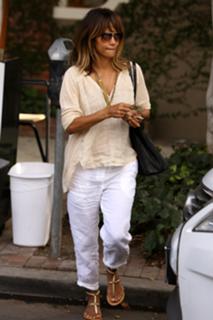 Halle Berry feet photo thumbnail