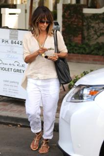 Halle Berry feet photo thumbnail