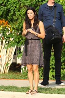 Courteney Cox feet photo thumbnail