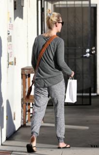 January Jones feet photo thumbnail