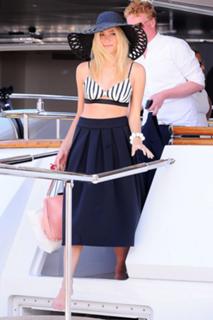Pixie Lott feet photo thumbnail