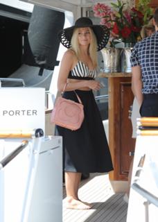 Pixie Lott feet photo thumbnail