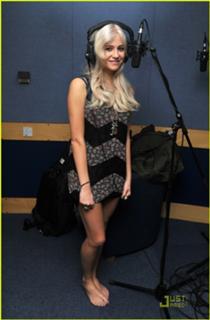 Pixie Lott feet photo thumbnail