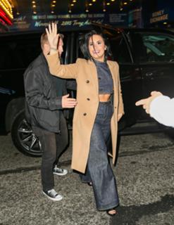 Demi Lovato feet photo thumbnail