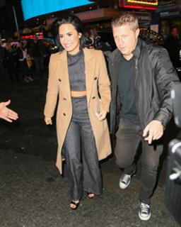 Demi Lovato feet photo thumbnail