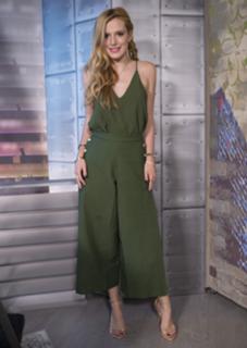 Bella Thorne feet photo thumbnail
