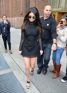 Selena Gomez feet photo thumbnail