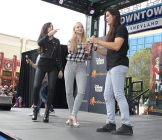 Dove Cameron feet photo thumbnail