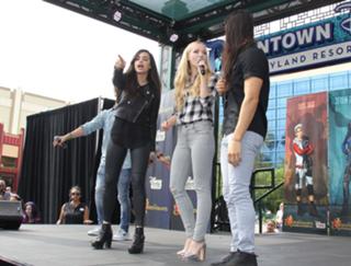 Dove Cameron feet photo thumbnail