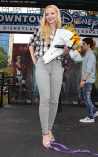 Dove Cameron feet photo thumbnail