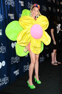 Miley Cyrus feet photo thumbnail