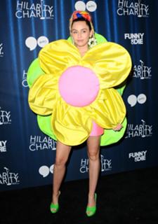 Miley Cyrus feet photo thumbnail