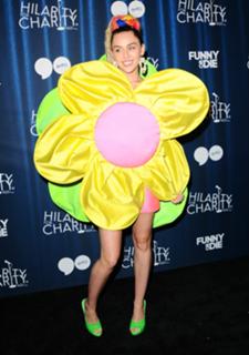 Miley Cyrus feet photo thumbnail