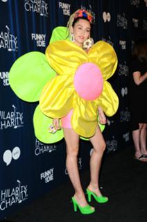 Miley Cyrus feet photo thumbnail