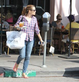 Jennifer Garner feet photo thumbnail