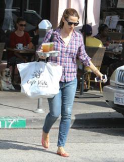 Jennifer Garner feet photo thumbnail
