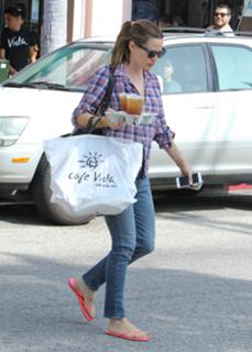 Jennifer Garner feet photo thumbnail