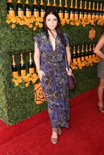 Michelle Trachtenberg feet photo thumbnail
