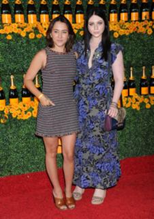Michelle Trachtenberg feet photo thumbnail