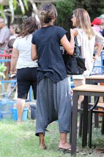 Halle Berry feet photo thumbnail