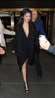 Selena Gomez feet photo thumbnail