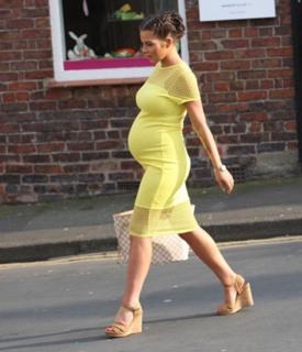 Helen Flanagan feet photo thumbnail