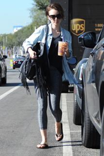 Lily Collins feet photo thumbnail