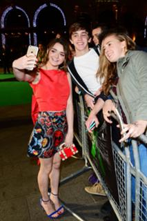 Maisie Williams feet photo thumbnail
