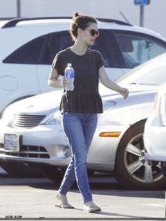 Rachel Bilson feet photo thumbnail