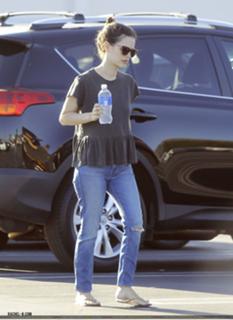 Rachel Bilson feet photo thumbnail