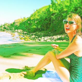 Taylor Swift feet photo thumbnail