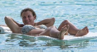 Coleen Rooney feet photo thumbnail