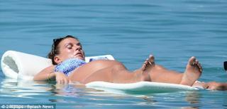 Coleen Rooney feet photo thumbnail
