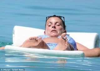 Coleen Rooney feet photo thumbnail