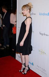 Emma Roberts feet photo thumbnail