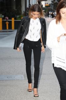 Sarah Hyland feet photo thumbnail